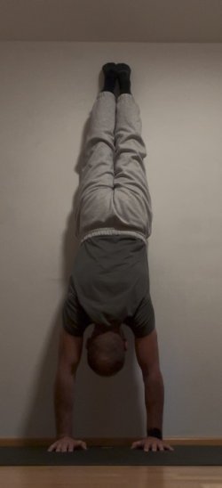 Handstand 2025-11-10.jpg