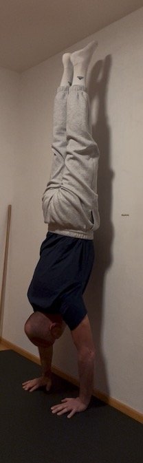 Handstand mit dem Bauch zur Wand.jpg